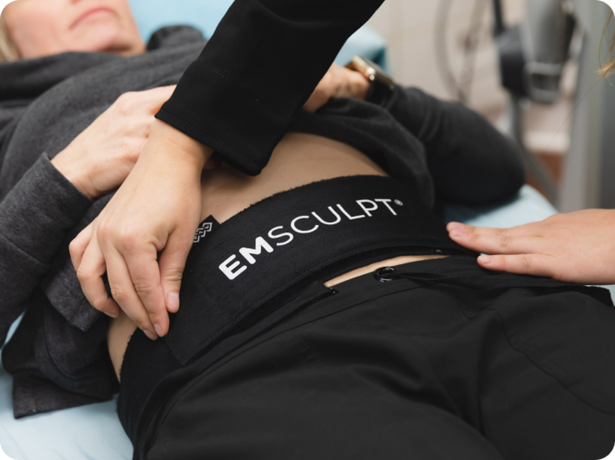 A woman lays back and receives one of our body contouring procedures in Lenexa